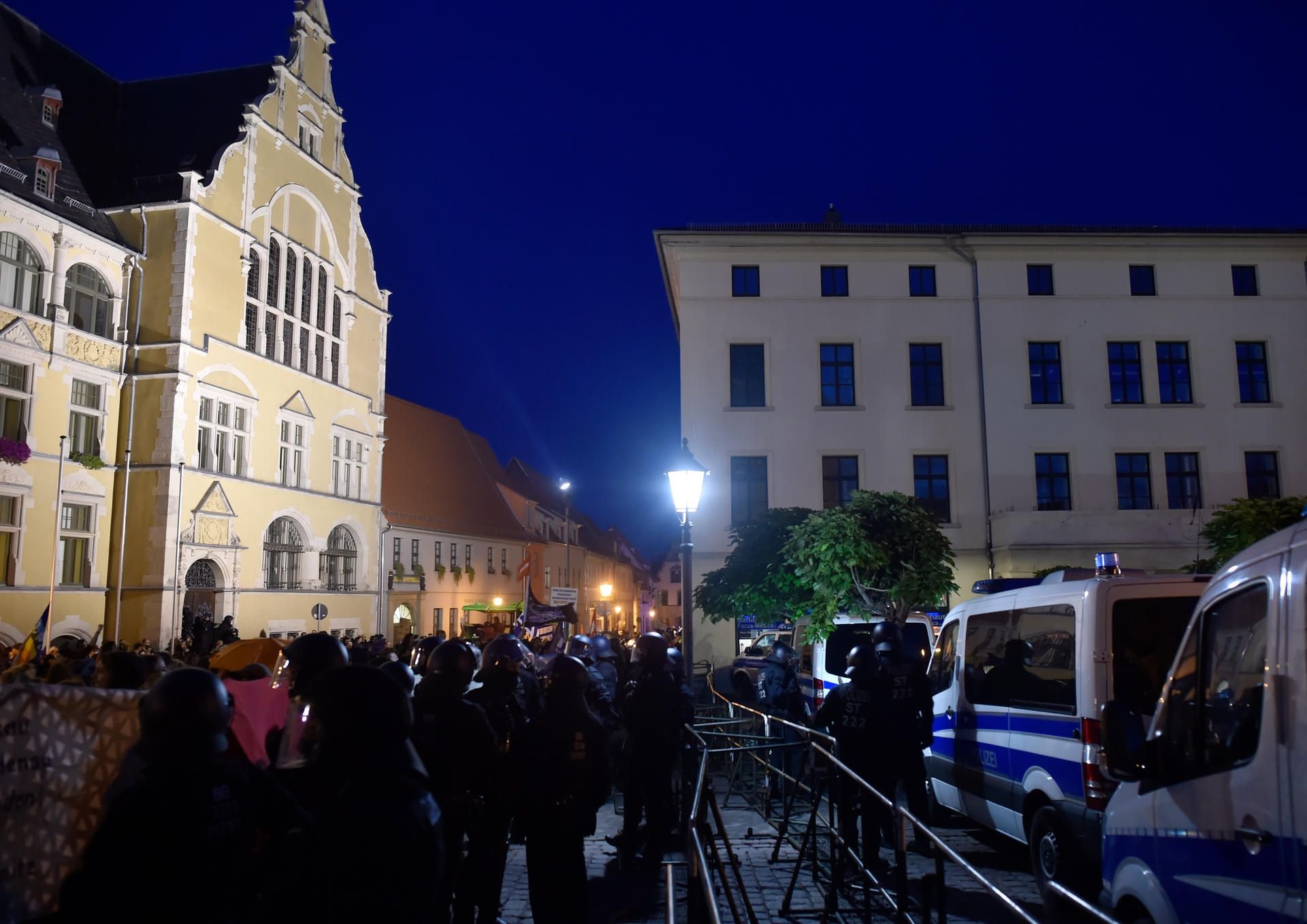 Die Polizei trennt Teilnehmer der linken und rechten Demo nauf dem Marktplatz in Köthen. Zuvor hatten die Beamten einen Zusammenstoß beider Gruppen verhindert.