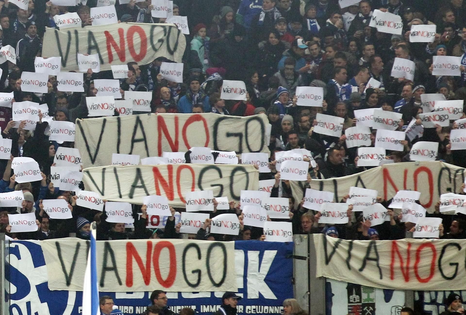 Fans von Schalke 04 demonstrieren mit Bannern gegen überhöhte Preise bei der Ticketbörse „Viagogo“ (Archiv).