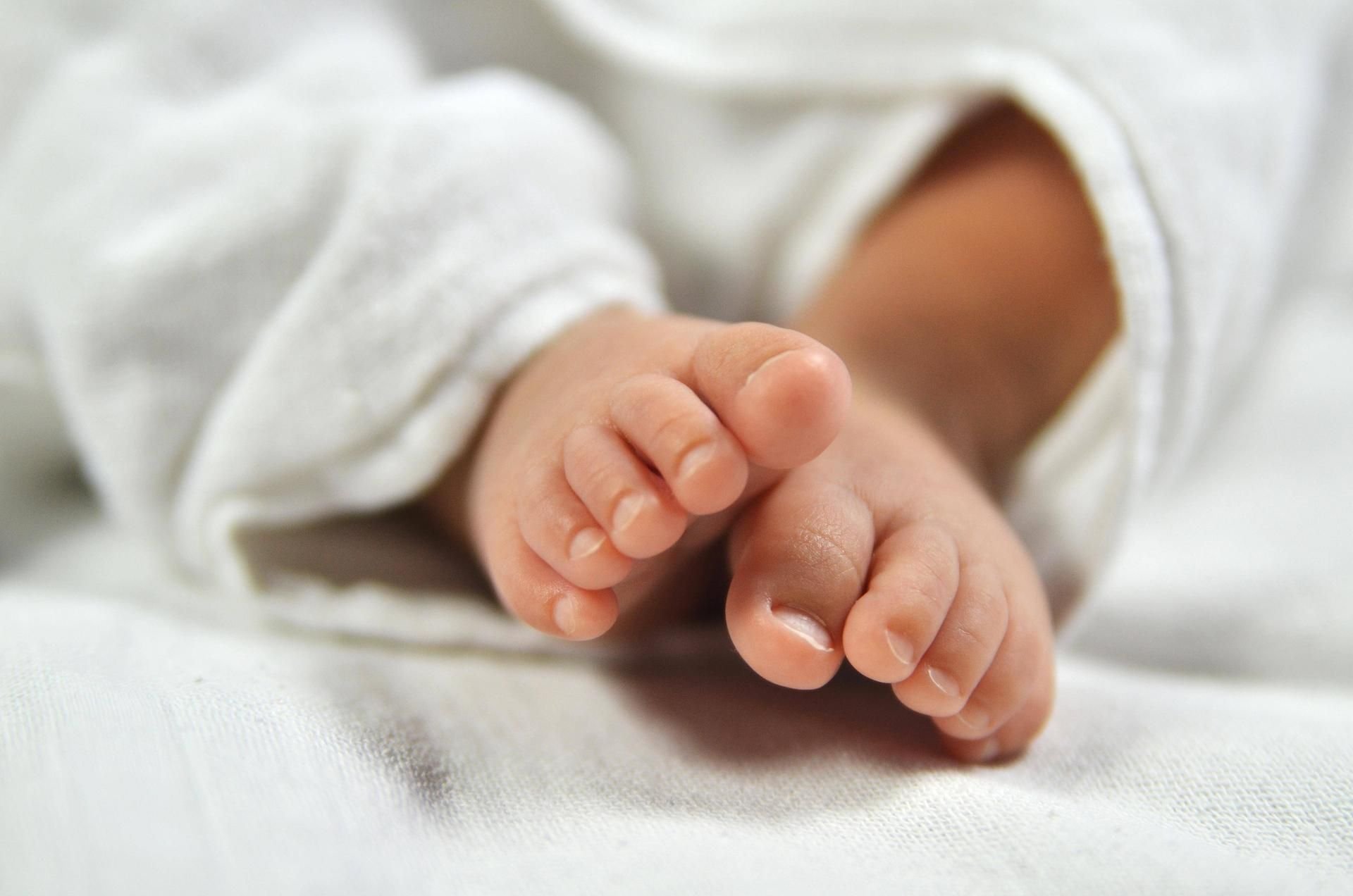 In Köln hatte es ein Baby besonder eilig. Das Kind kam im Auto vor der Klinik zur Welt. (Symbolfoto)