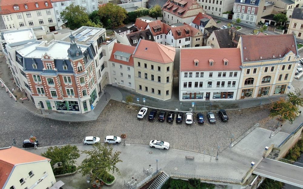 Mit der Restaurierung der Häuserzeile am Saalplatz hat sich die Bernburger Wohnstätten GmbH gegen 27 weitere Bewerbungen aus ganz Sachsen-Anhalt durchgesetzt. Knapp neun Millionen Euro sind in das Vorzeigeprojekt am Verbindungspunkt zwischen Berg- und Talstadt geflossen.