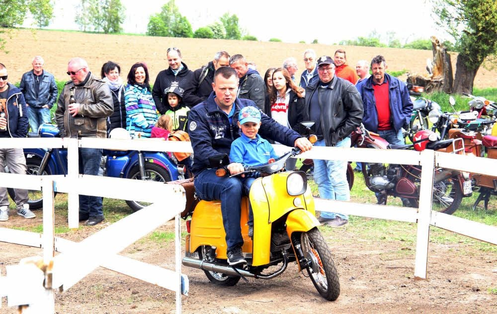 In Strenznaundorf dürfen wieder Runden mit DDR-Rollen wie dieser Simson-Schwalbe gedreht werden.