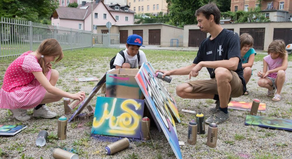 Kreativ mit Farbe: Martin Bölke, Schulsozialarbeiter an der Freyburger Sekundarschule, leitet einen Graffiti-Workshop.
