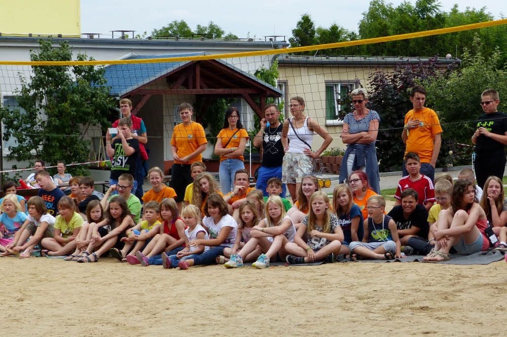 Sportliche Wettkämpfe und Ballspiele sind bei den Kindern stets beliebt: Zuschauer verfolgen ein Volleyballspiel.