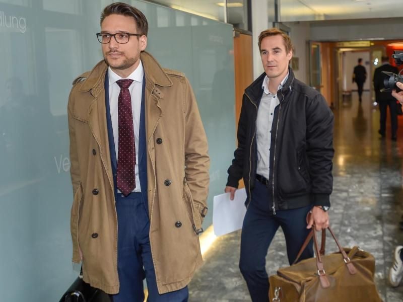 Johannes Dürr (l) vor dem Prozess in Innsbruck. Foto:Expa/ Erich Spiess/APA