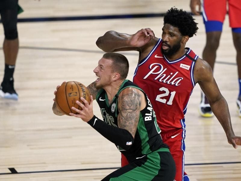 Daniel Theis (l) erzielte beim Sieg der Celtics neun Punkte. Foto: Ashley Landis/Pool AP/dpa