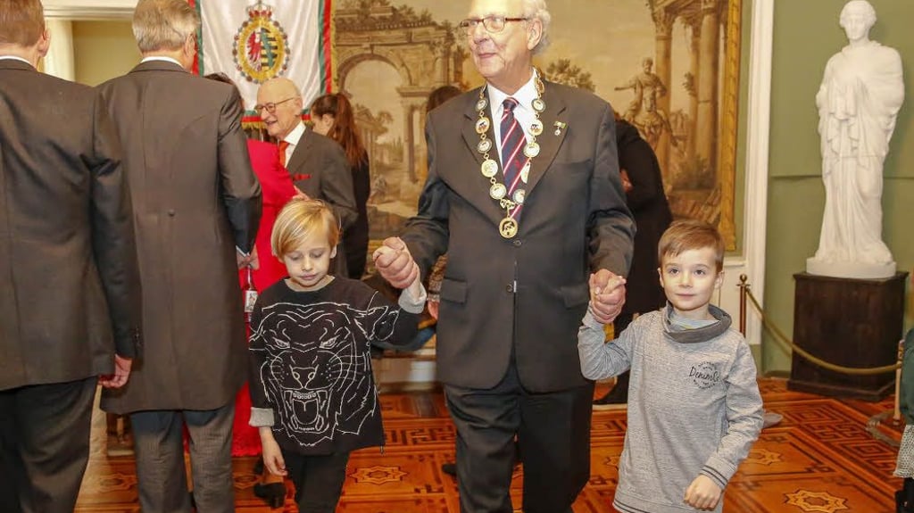Herzog Eduard Prinz von Anhalt besichtigt mit zwei seiner Enkelkinder das Schloss Ballenstedt.