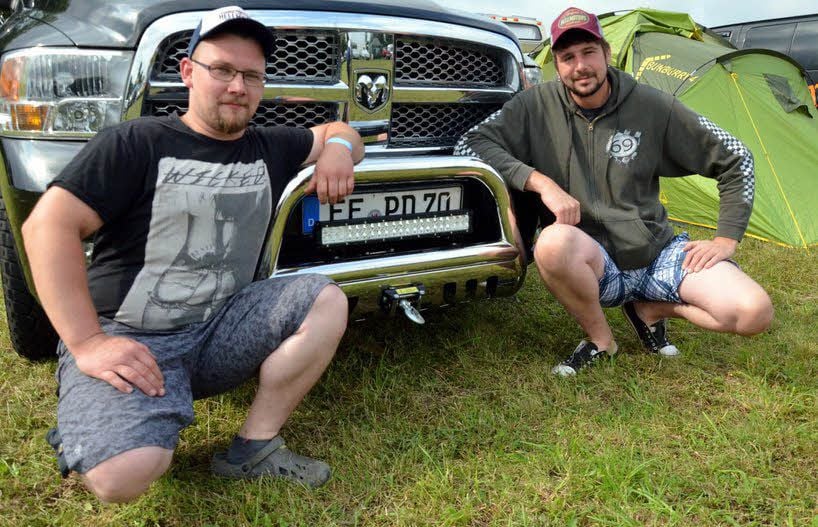 US-Car-Fans Mario Möhwald (links) und David Schuberth aus Herzberg kennen die Eckdaten des Dodge Ram aus dem Effeff.
