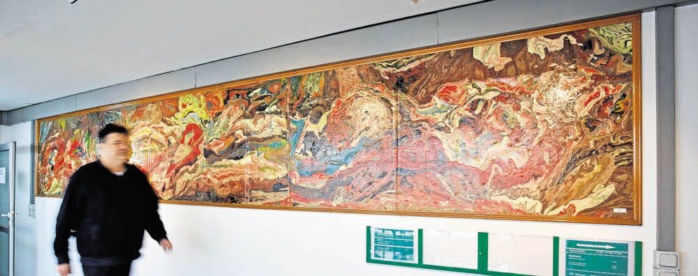 Seit den 80er Jahren hängt Wolfgang Köppes Wandbild „Inferno 1“ im früheren NVA-Domizil in der Bitterfelder Friedrich-Wöhler-Straße. Es ist sechs Meter lang und einen Meter hoch.