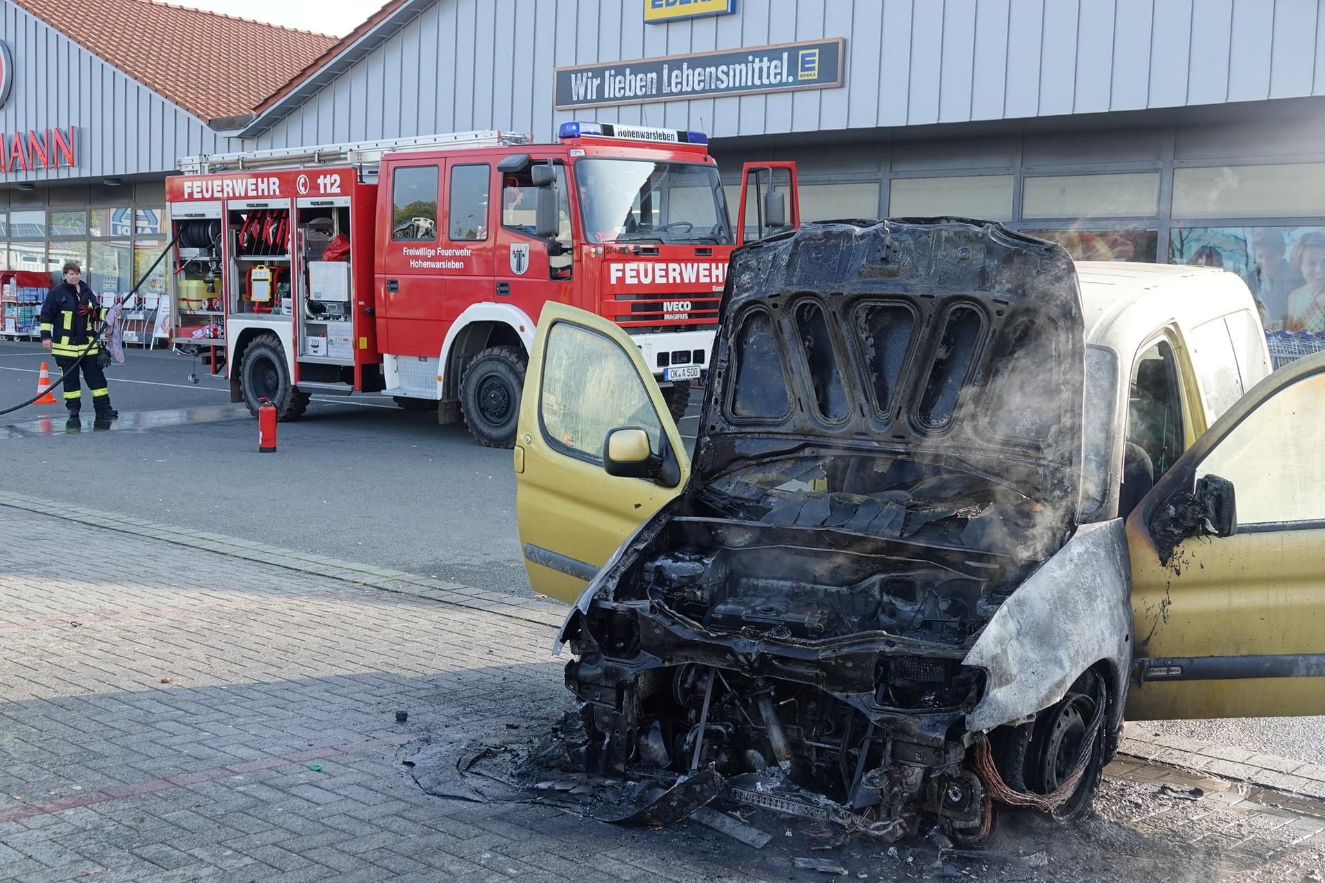 Das ausgebrannte Auto des Rentners vor dem Supermarkt in Hohenwarsleben.