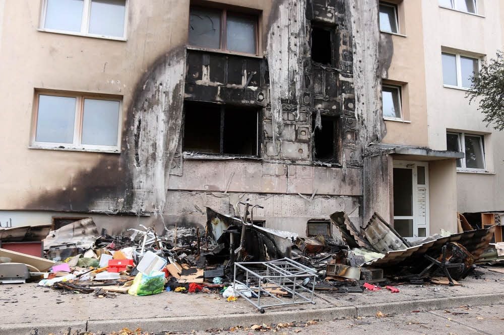 Das Feuer brach in einem Sperrmüllhaufen aus.