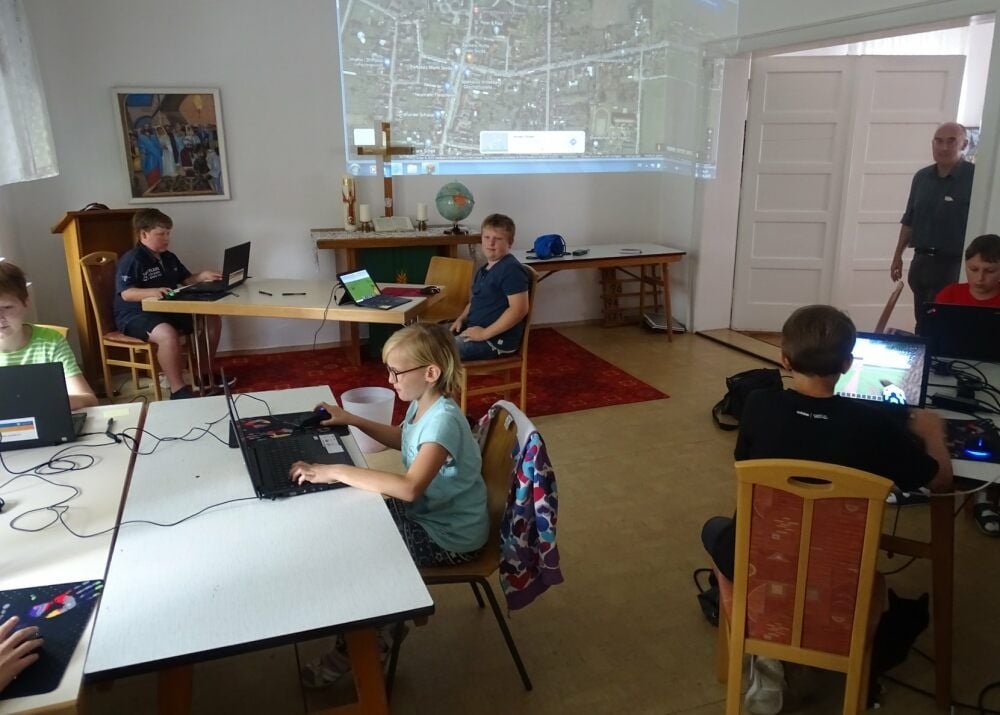 In Teams erschaffen die Kinder verschiedene Bereiche.
