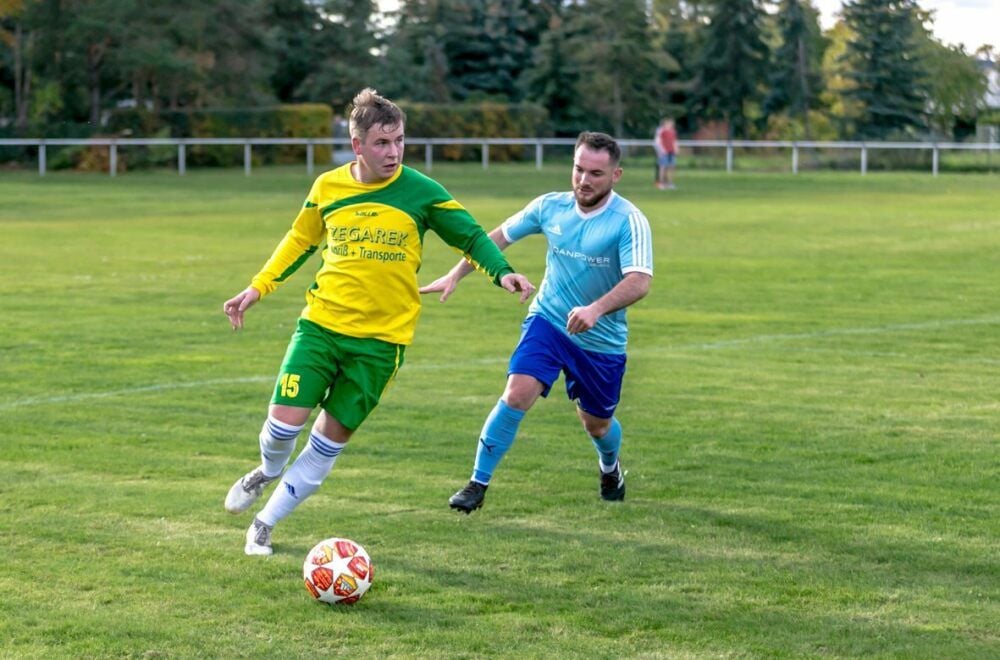 Der Trebitzer Nils Preßler (li.) schirmt erfolgreich den Ball ab.