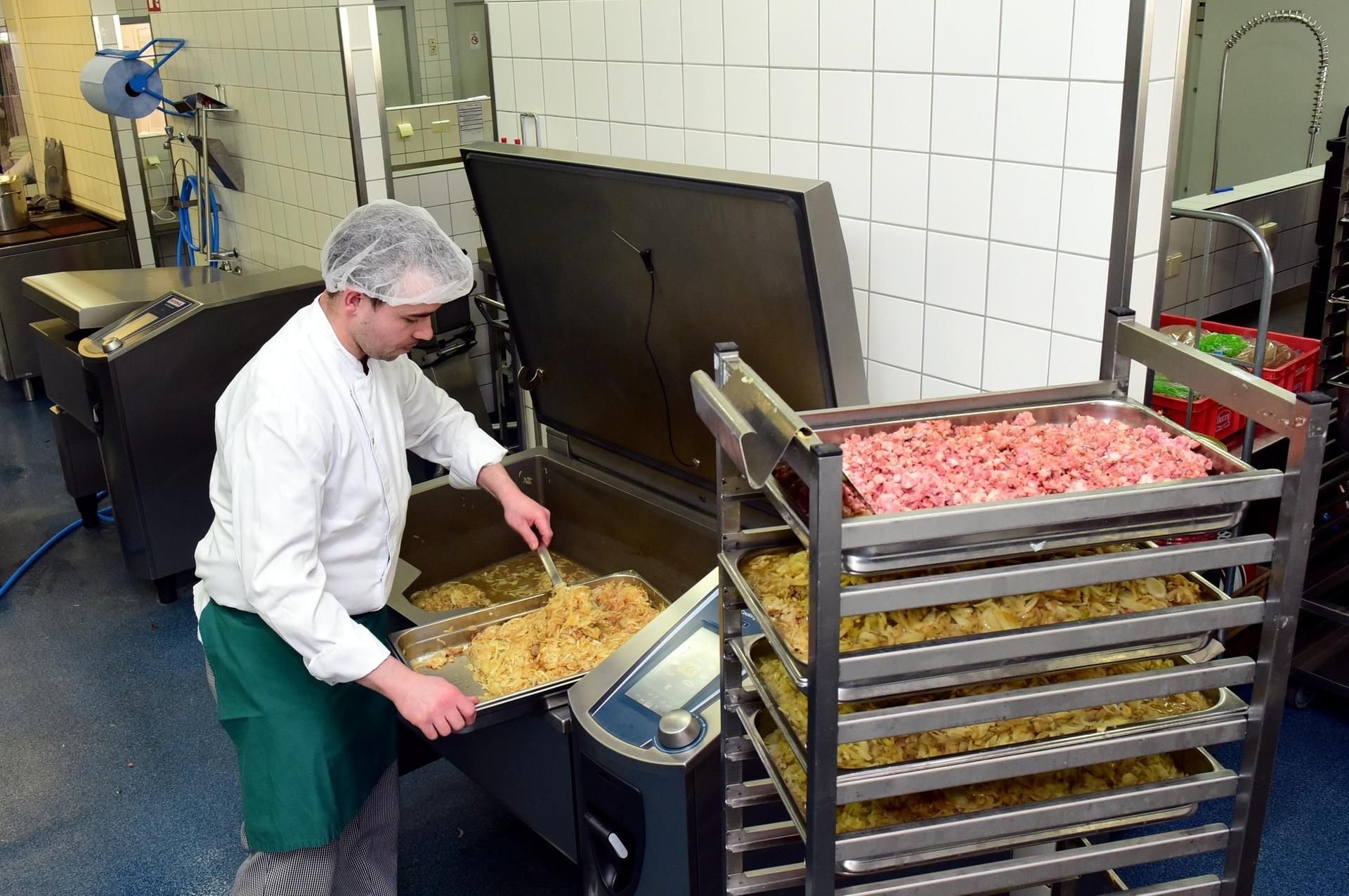 Eisleben: Michael Sommer, Küchenleiter der Volksküche, bei der Arbeit.