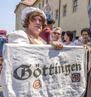 Wer hier beim zweiten Hinschauen einen Abtsdorfer Karnevalisten unter Göttingern erkennt, sieht gelebte Städtefreundschaft.