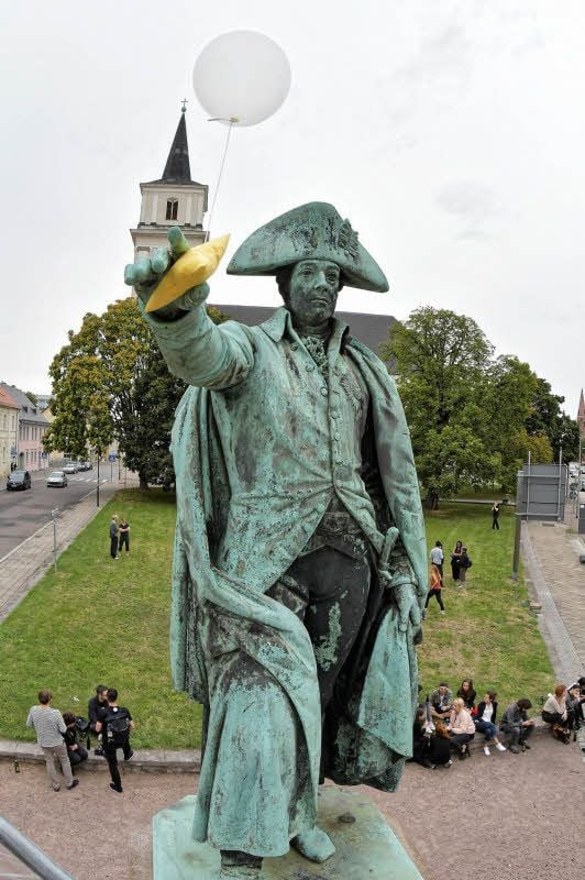 Fürst Franz mal von oben und mit Bauhaus-Kissen in der Hand.
