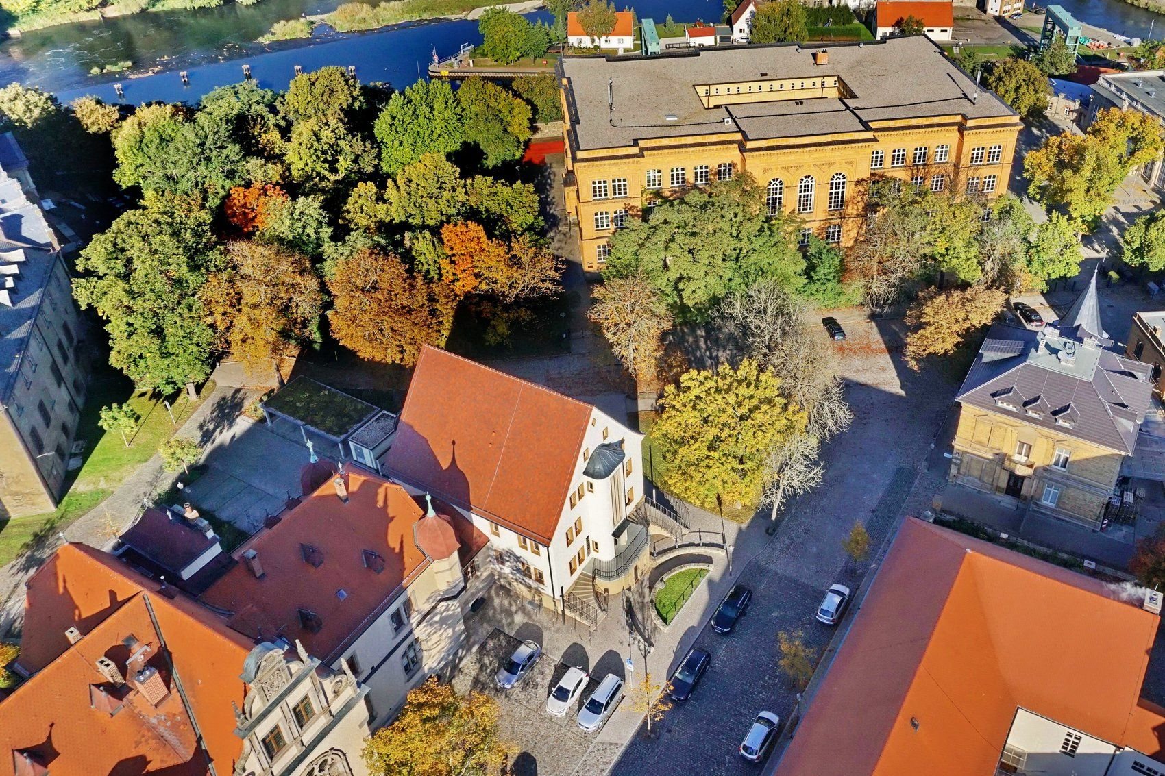 Blick auf das Gymnasium Carolinum in der Schloßgartenstraße in Bernburg