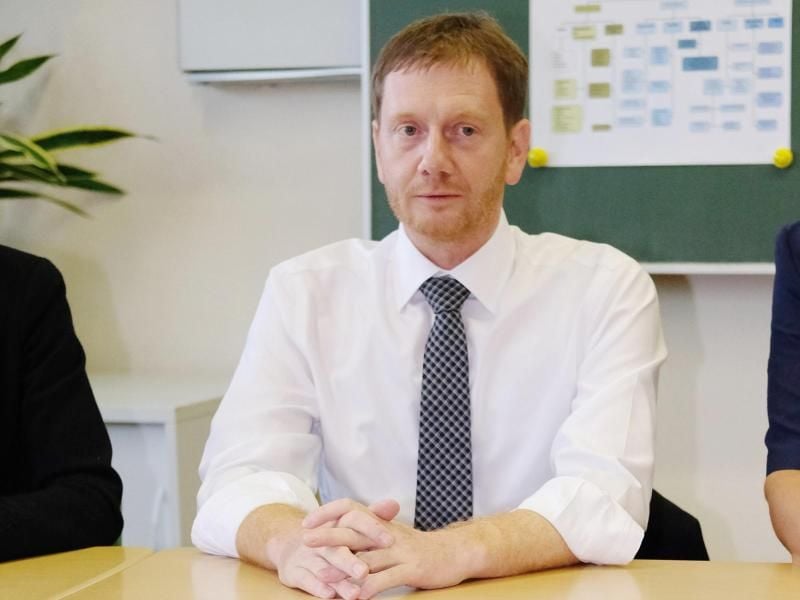 Sachsens Ministerpräsident Michael Kretschmer besucht Chemnitz. Zunächst die „Oberschule am Flughafen”. Foto: Sebastian Willnow