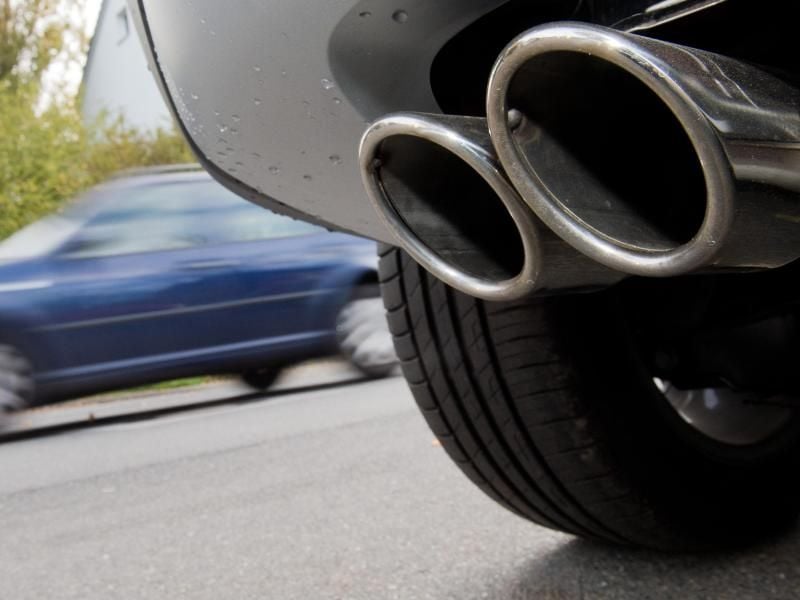 Bei vergleichbarer Leistung erzeugen Diesel oft weniger CO2 als Benziner. Durch das höhere Gewicht und die höhere Motorleistung vieler Diesel sinkt der Effizienzvorteil jedoch. Foto: Julian Stratenschulte/dpa
