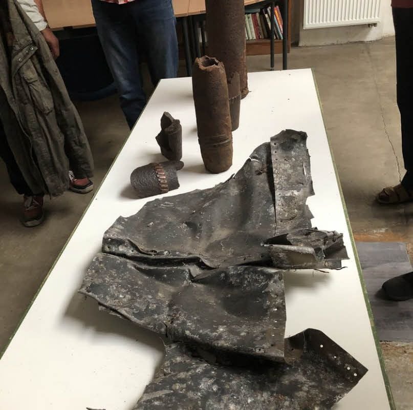 Flakmunitionsreste und Teile abgeschossener Bomber.