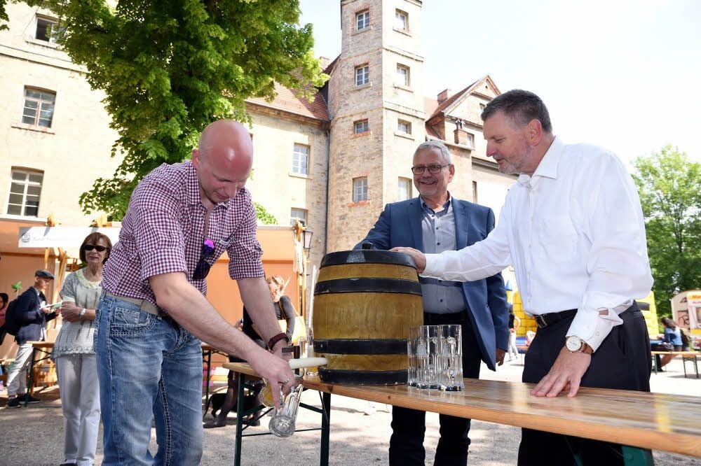 Landrat Uwe Schulze und Köthens Oberbürgermeister Bernd Hauschild (v. re.) haben sich bereits davon überzeugt, dass Jakobus auch aus dem Fass schmeckt.