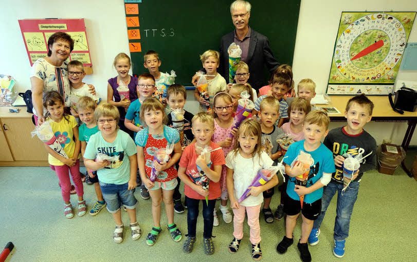 Bei den Erstklässlern der Grundschule Prettin und Klassenlehrerin Ilona Meißner (links) herrschte nach der Übergabe gute Laune.
