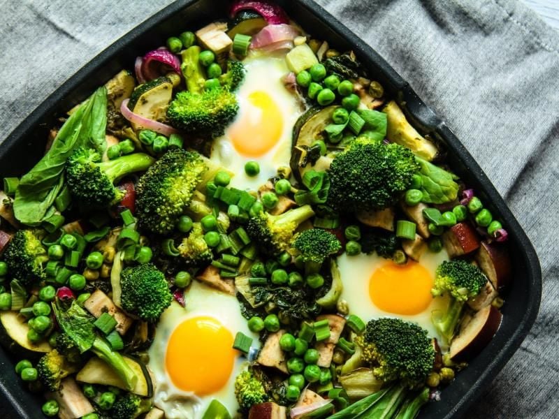 Eine frische Gemüsepfanne - aber ohne Tomaten, wie es das traditionelle Shakshuka-Rezept verlangt. Foto: Aileen Kapitza/minzgruen.com/dpa-tmn