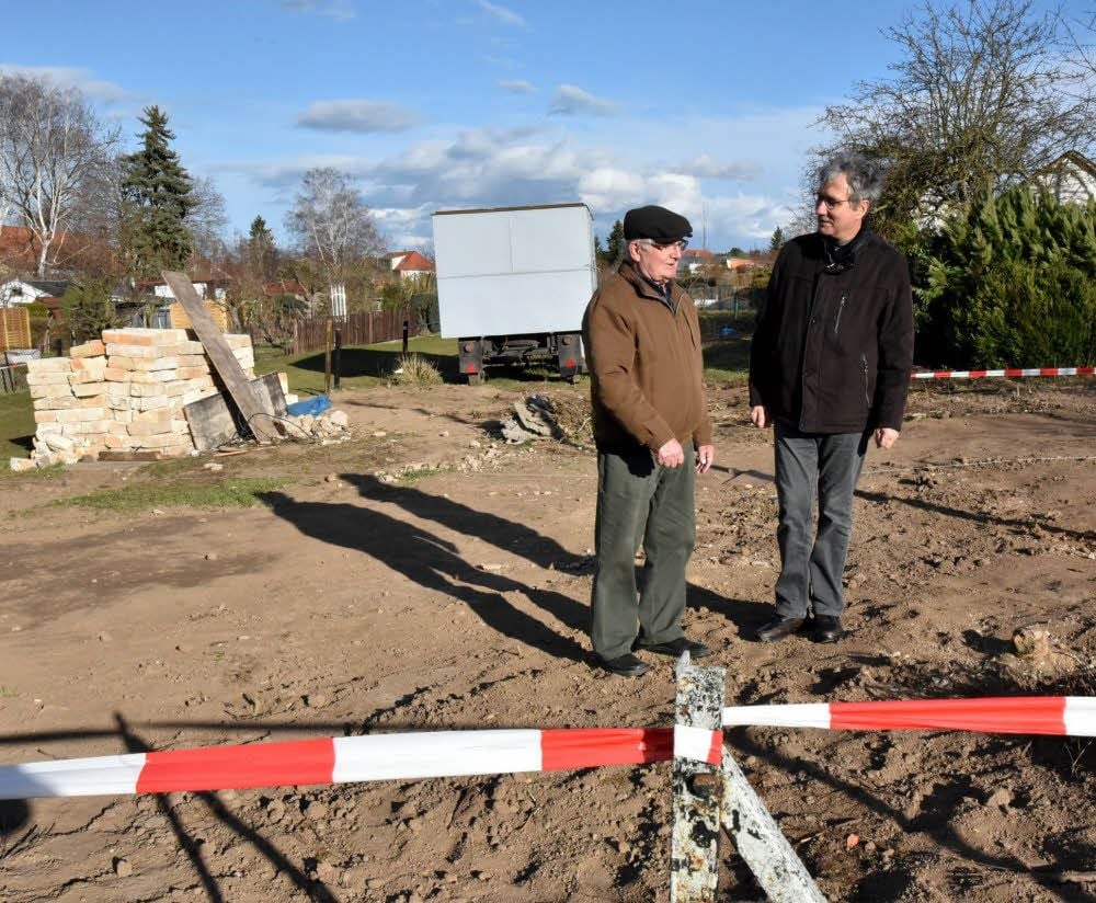 Die Kleingartenvorstände Joachim Reinkober (l.) und Peter Otto auf jenem Areal, wo drei ehemalige Gärten zu Gemeinschaftsflächen umfunktioniert werden sollen. Die Gartenlauben werden abgerissen.