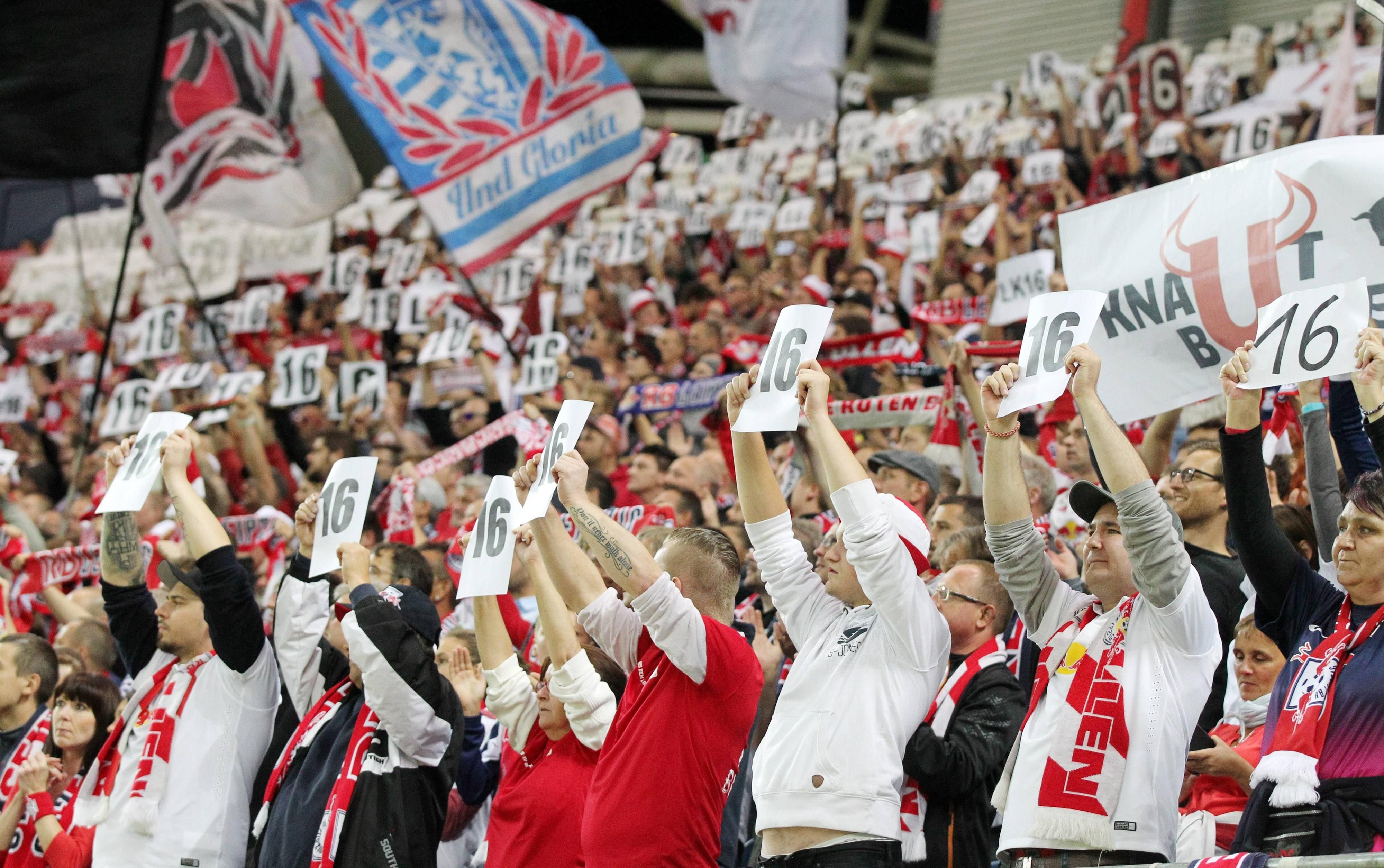 Die Fans von RB Leipzig stehen am 4. Spieltag ihrer verletzten Nummer 16, Lukas Klostermann, bei.