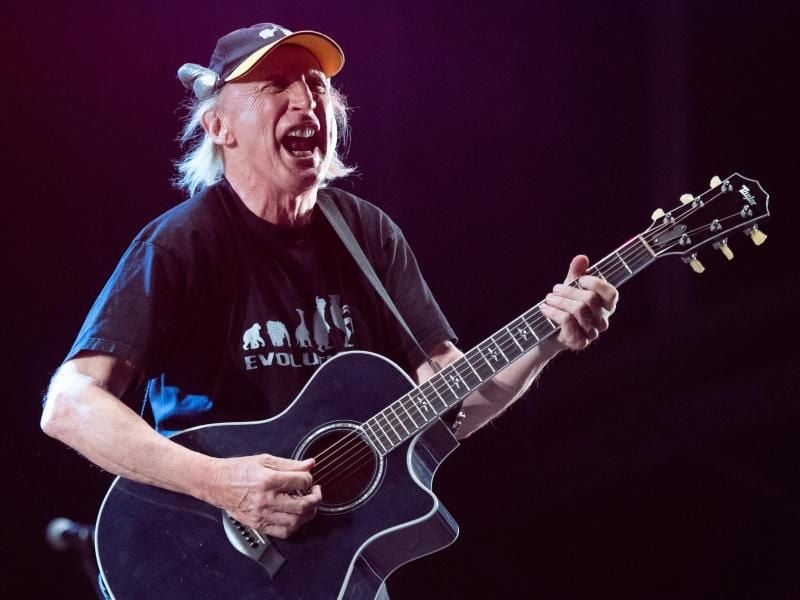 Der Komiker Otto Waalkes mit Gitarre. Foto: