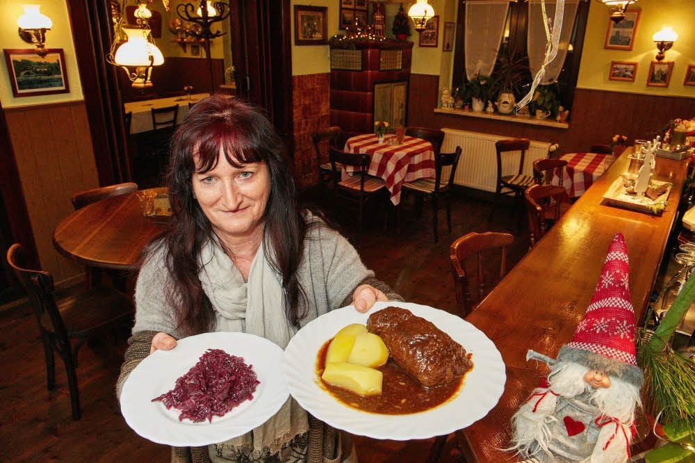 Hausmannskost: Doris Rohrbach präsentiert die Pferderoulade mir Kartoffeln und Rotkohl.