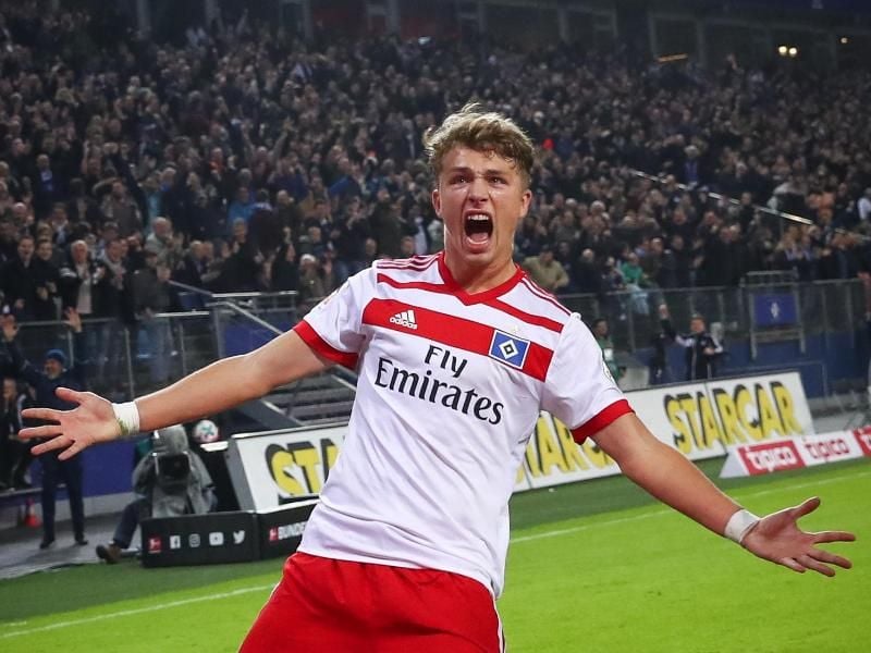 Jann-Fiete Arp feiert seinen Treffer. Foto: Christian Charisius