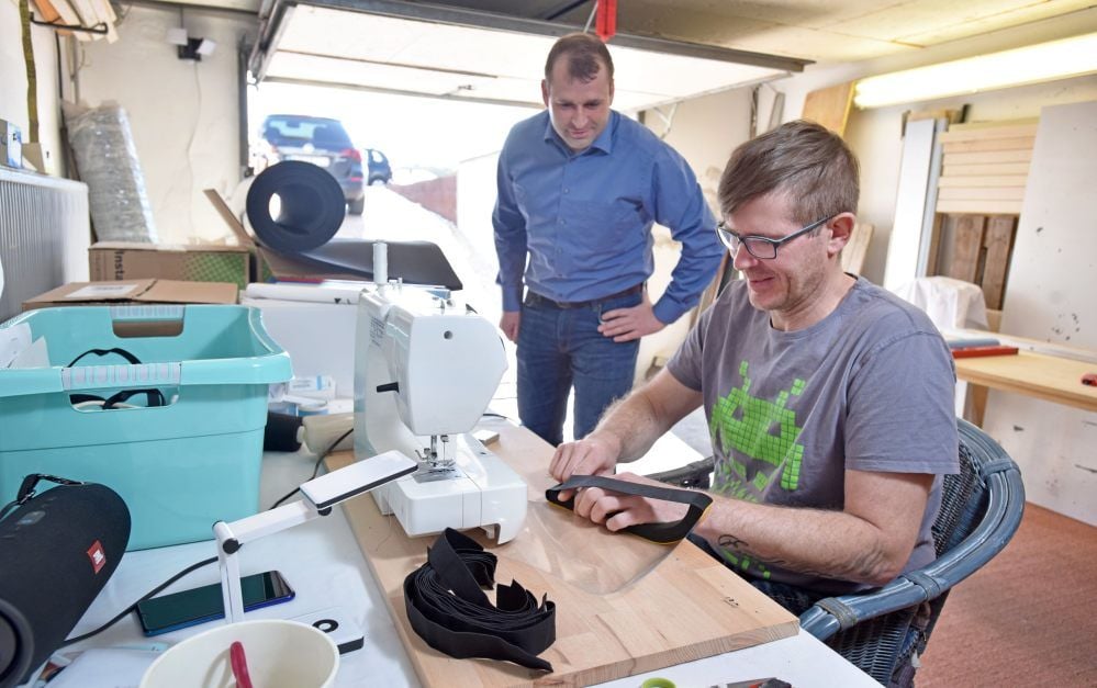 Bürgermeister Ferid Giebler interessiert sich für die Arbeit.