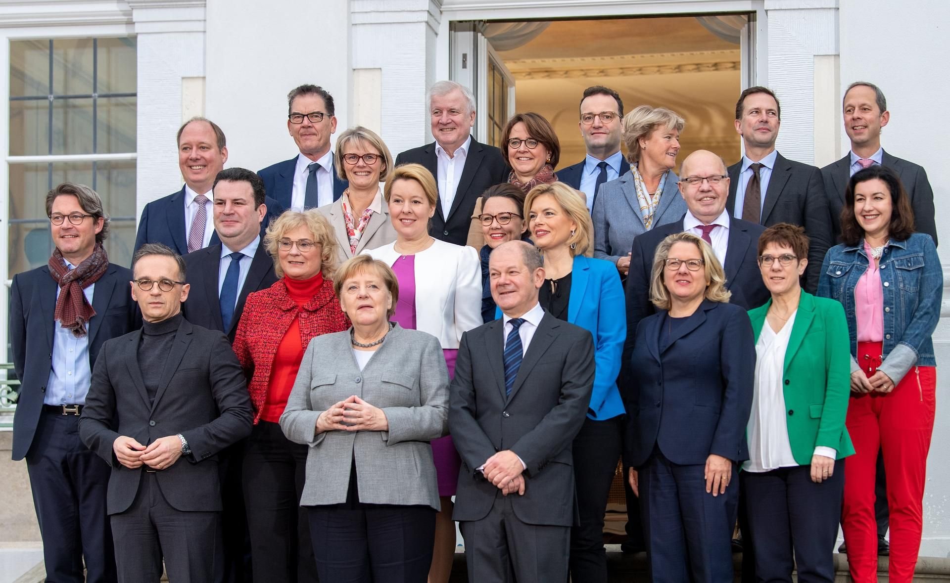 Die Mitglieder der Bundesregierung bei der Klausurtagung des Bundeskabinetts im Schloss Meseberg.