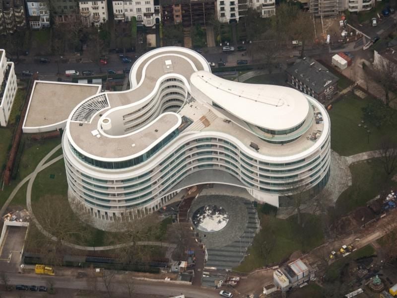 Blick auf das Hotel „The Fontenay” aus der Vogelperspektive. Foto: Daniel Bockwoldt/Archiv