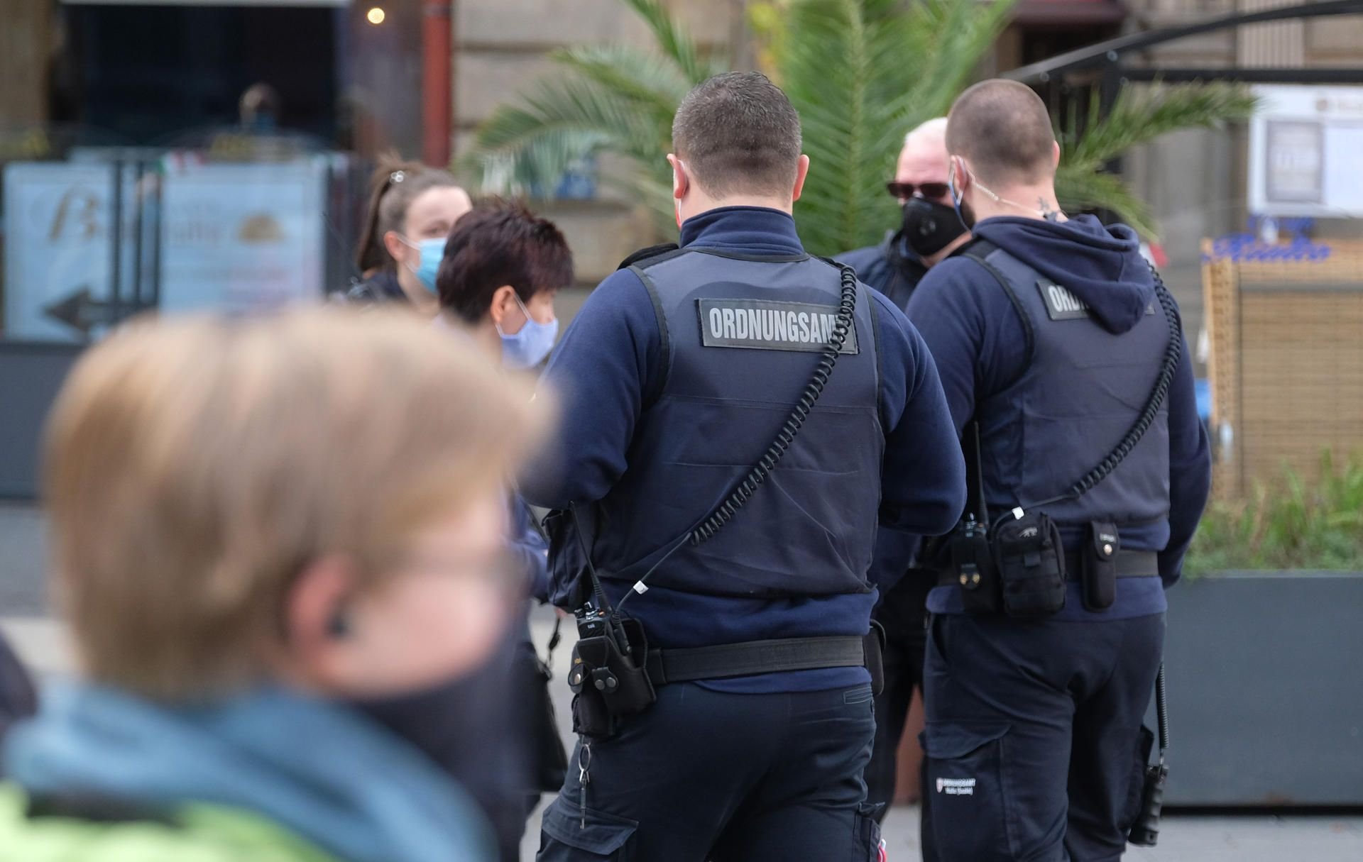 Halle: Mitarbeiter des Ordnungsamtes konntrollieren in der Innenstadt das Einhalten der Maskenpflicht.