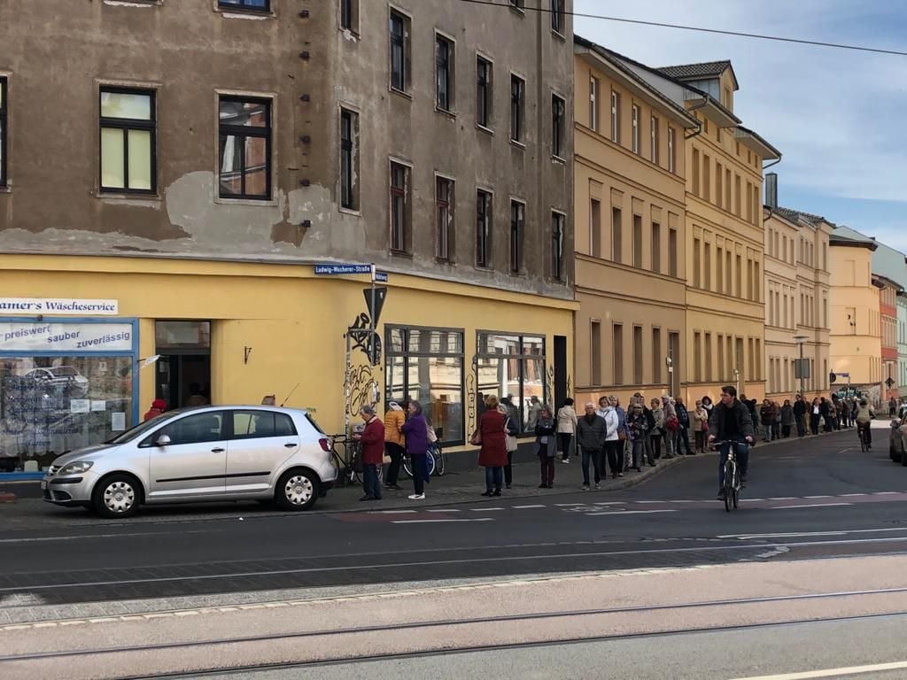 Am Mittwochen standen viele Hallenser vor Kramers Wäschereiservice in der LuWu für Schutzmasken.