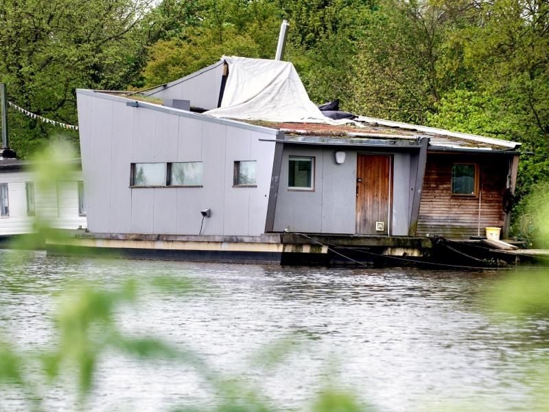Ein Hausboot liegt an seinem dauerhaften Liegeplatz. Foto: Hauke-Christian Dittrich