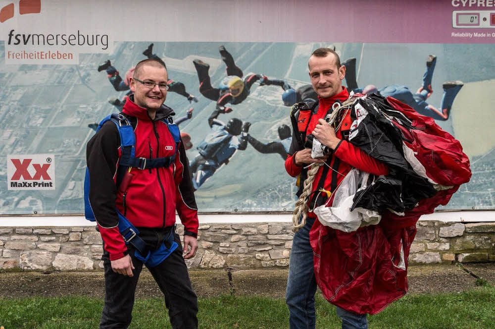 Die Fallschirmspringer Benjamin Ring und Torsten Schultze (r.) vom FSV Merseburg haben mit Beschwerden von Anwohnern wegen Fluglärms an den Wochenenden zu kämpfen.