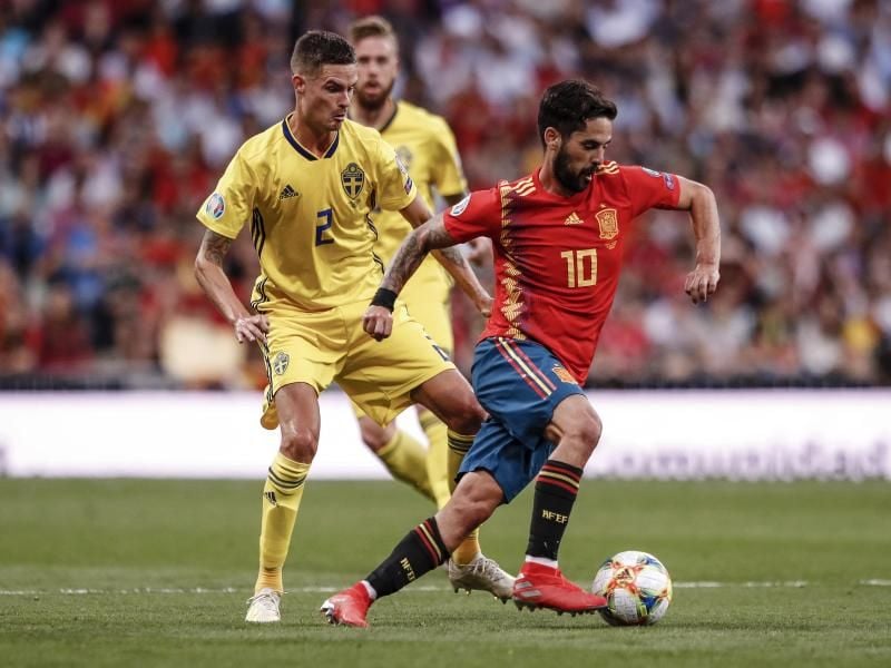 Spaniens Isco (r) führt den Ball gegen Schwedens Mikael Lustig. Foto: Enrique de la Fuente/Shot for pr/gtres