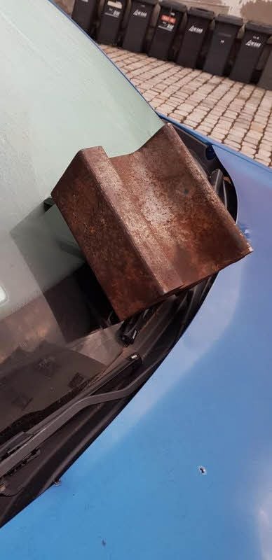 So landete das Schienenteil auf dem geparkten Auto.