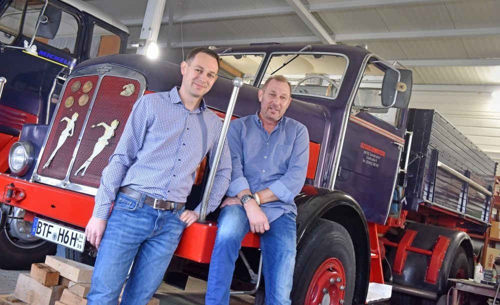 Uwe Ludwig mit Sohn Max vor einem Oldie-Laster. Für die hat er eine Schwäche.