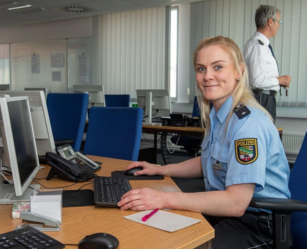 Polizeikommissarin Luise Malzahn an ihrem zwischenzeitlichen Arbeitsplatz der AG Corona in der Polizeiinspektion Halle