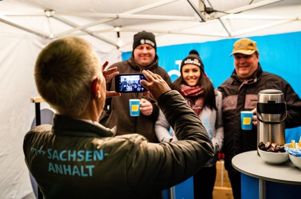 Kurz nach 5 Uhr begrüßt und fotografiert Dagmar Röse die ersten Gäste vor dem MDR-Regionalstudio in Dessau.