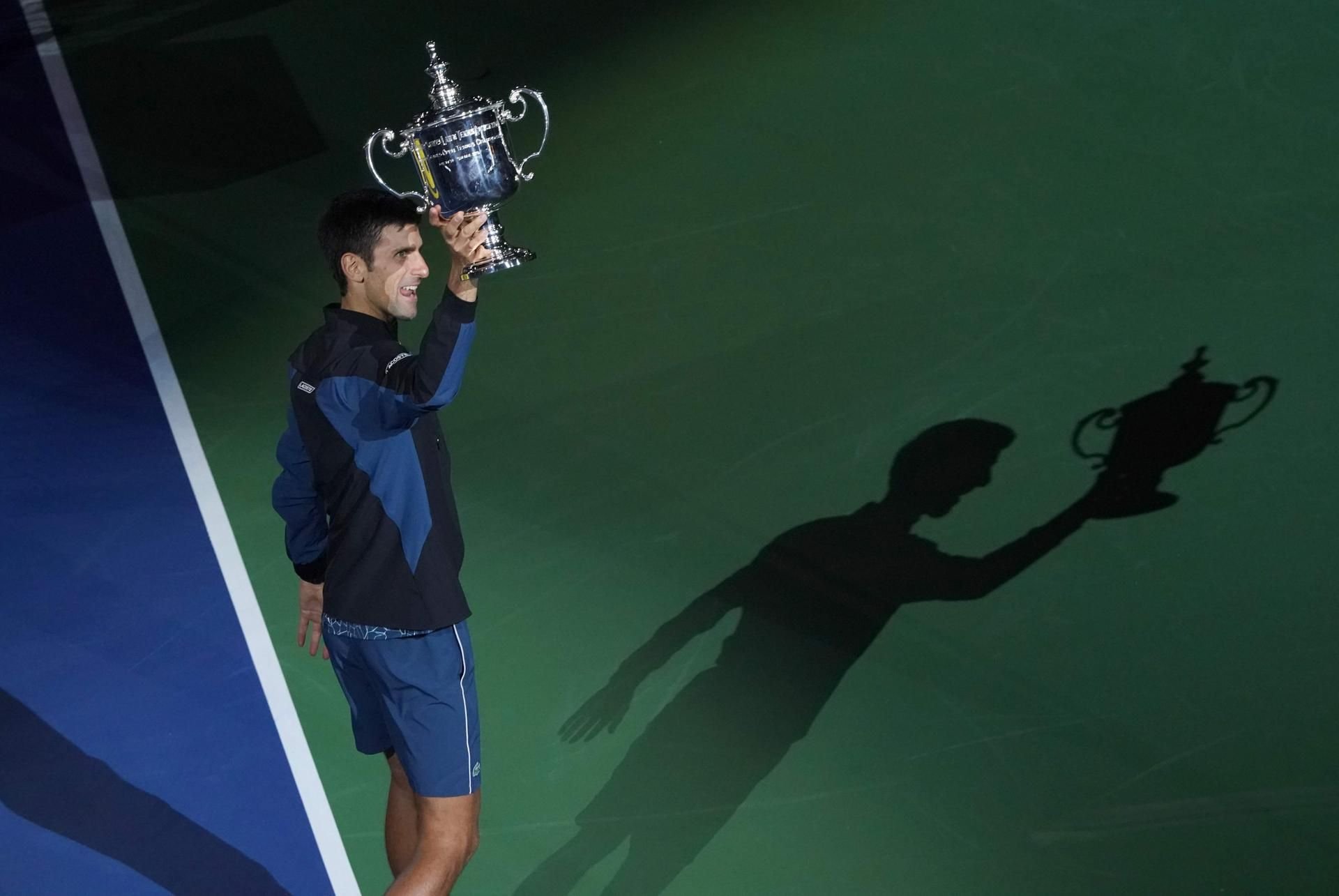Novak Djokovic präsentiert stolz den Siegerpokal.