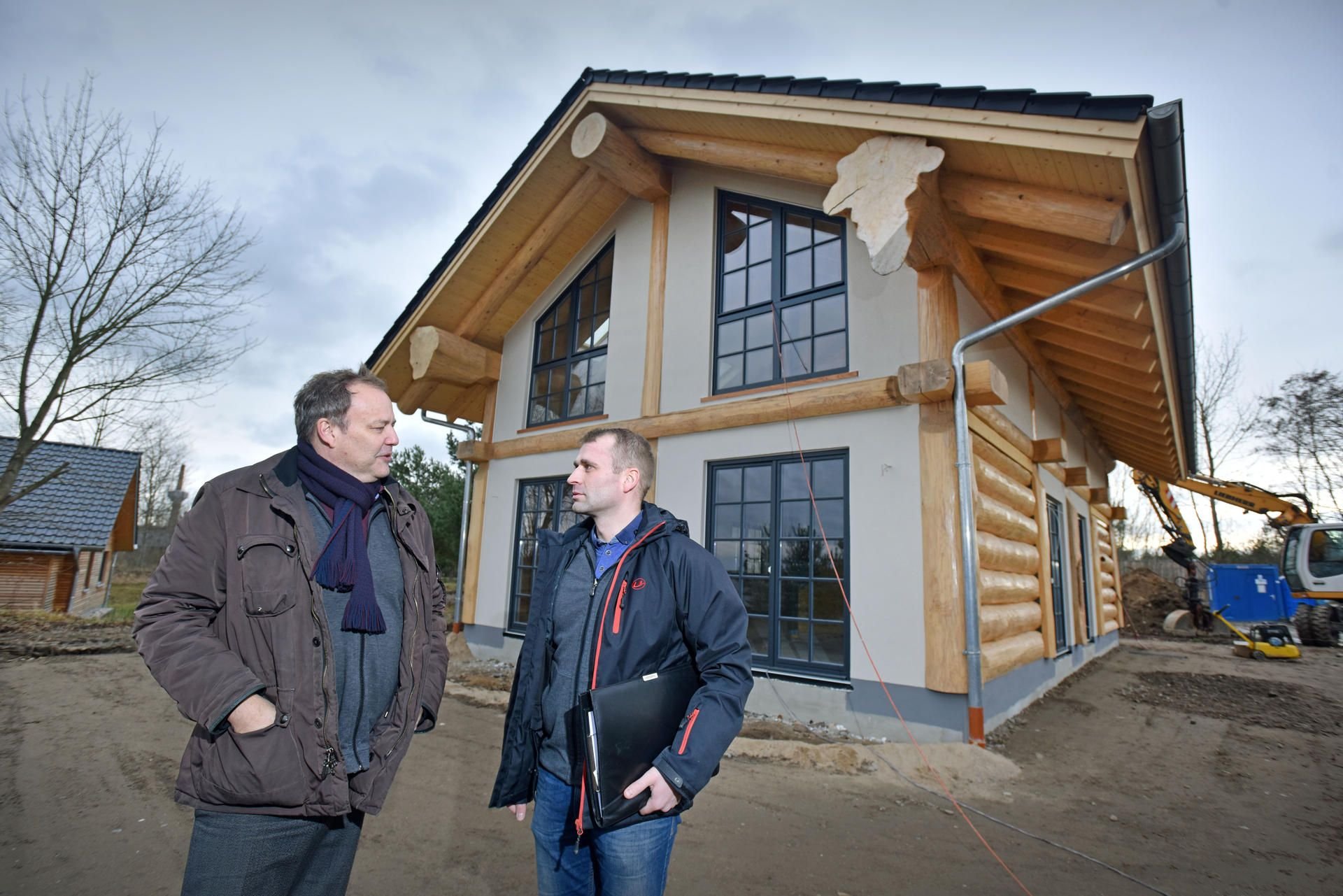 Der ehemalige Resortdirektor Michael Demmerle (li.) und Muldestausee-Bürgermeister Ferid Giebler vor der Blockhütte am Gröberner See.