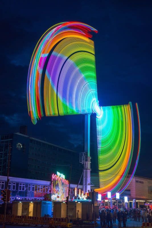 Das Fahrgeschäft ist mit Hunderten LEDs ausgestattet, die besonders Nachts, wie hier auf einer anderen Kirmes, wirken.