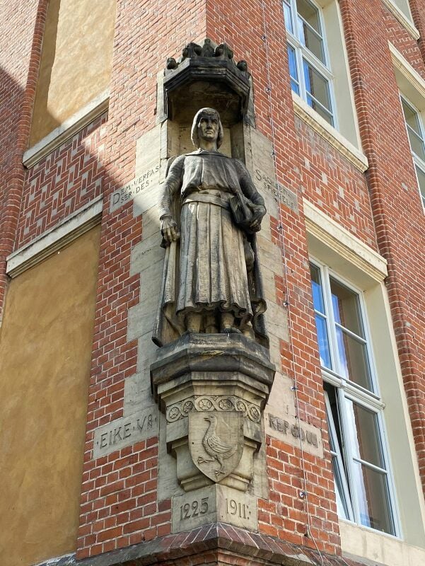 Eike-von-Repgow-Statue am Gebäude der JVA in Dessau.