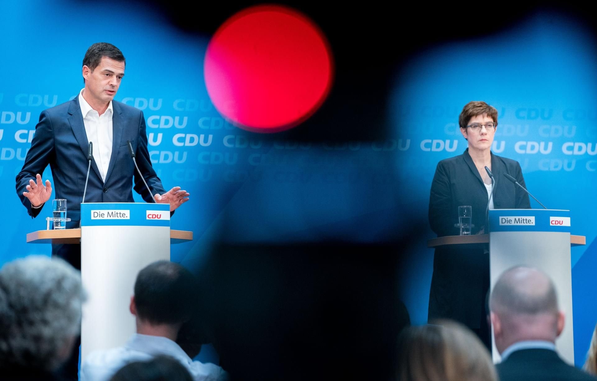 CDU-Chefin Annegret Kramp-Karrenbauer und der Thüringer CDU-Spitzenkandidat Mike Mohring bei ihrer Pressekonferenz in der CDU-Zentrale nach der Landtagswahl in Thüringen.