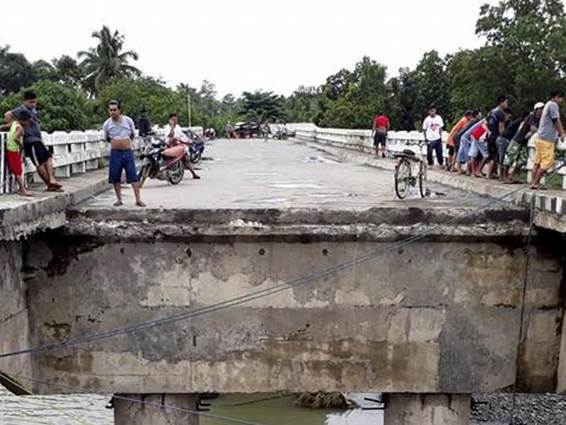 Hier geht es nicht weiter: Einheimische blicken bei Zamboanga Del Sur (Philippinen) von einer beim Sturms „Tembin” beschädigten Brücke. Foto: Daisy Barimbao