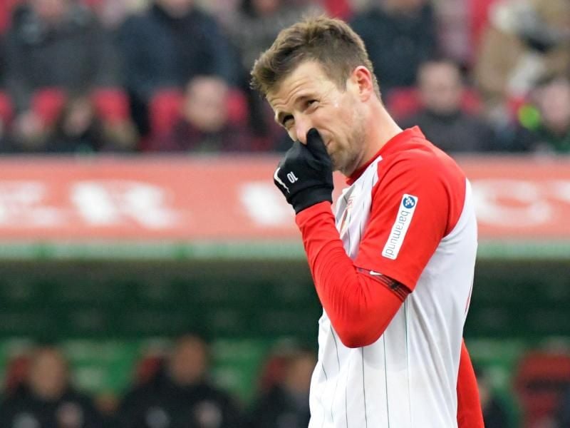 Augsburgs Daniel Baier ist laut Aussage seines Trainers nicht schlimmer verletzt. Foto: Stefan Puchner